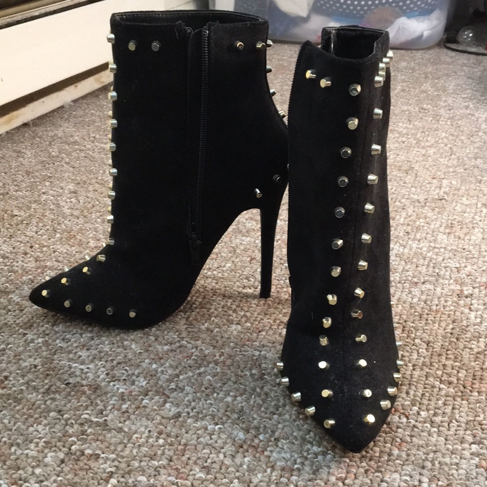 Black heeled boots